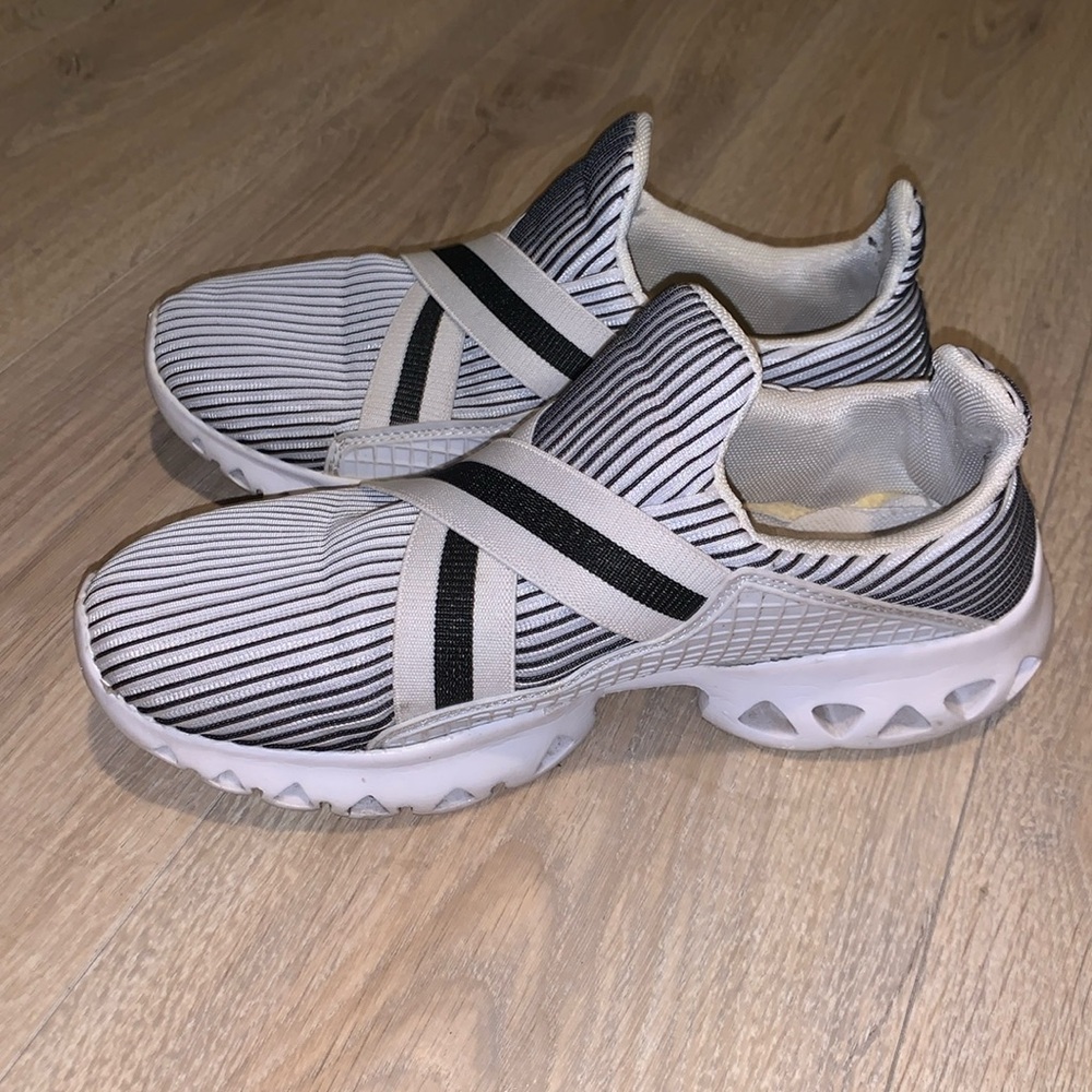 Fashion white with black stripped casual athletic sneakers